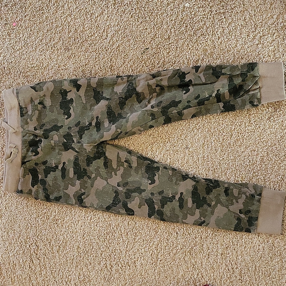 Distressed camo joggers like new